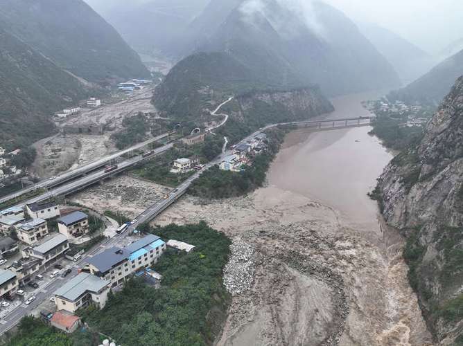 汶川暴雨泥石流致多处断道，绵阳消防出动7车33人紧急增援, 你怎么看四川汶川突发泥石流事件汶川三江有泥石流吗 红米